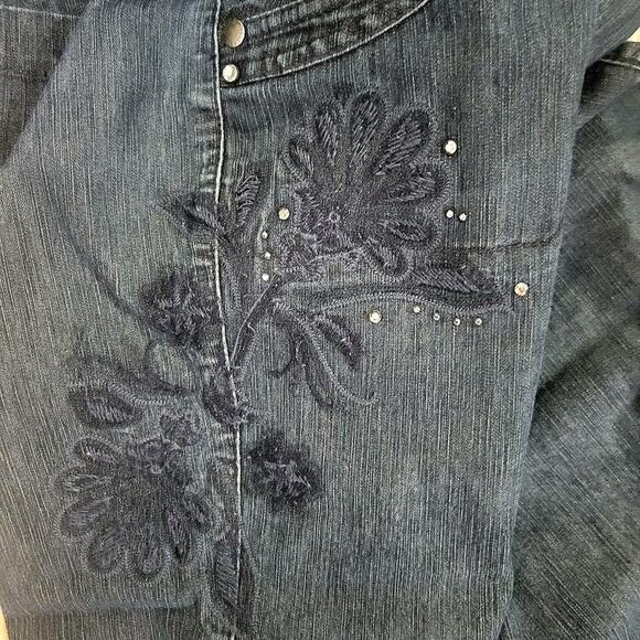 Gloria Vanderbilt Dark Blue Capris Pockets Knee Length Size 12 Ties Embroidered - Picture 7 of 8